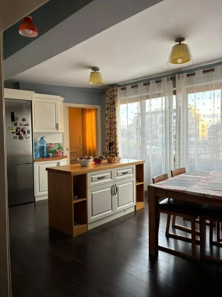 APARTAMENT ME QERA 3+1 QENDER 100.000 LEKE