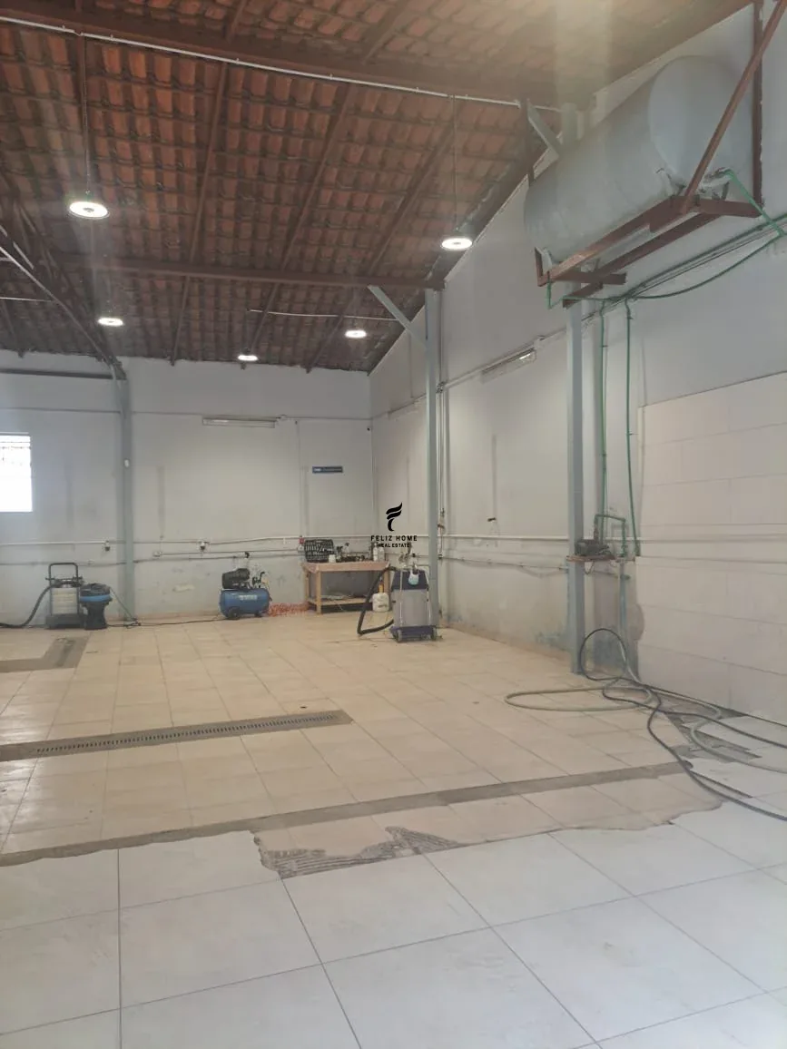 MAGAZINE ME QERA 200 M2 PAZARI RI 200.000 LEKE 2