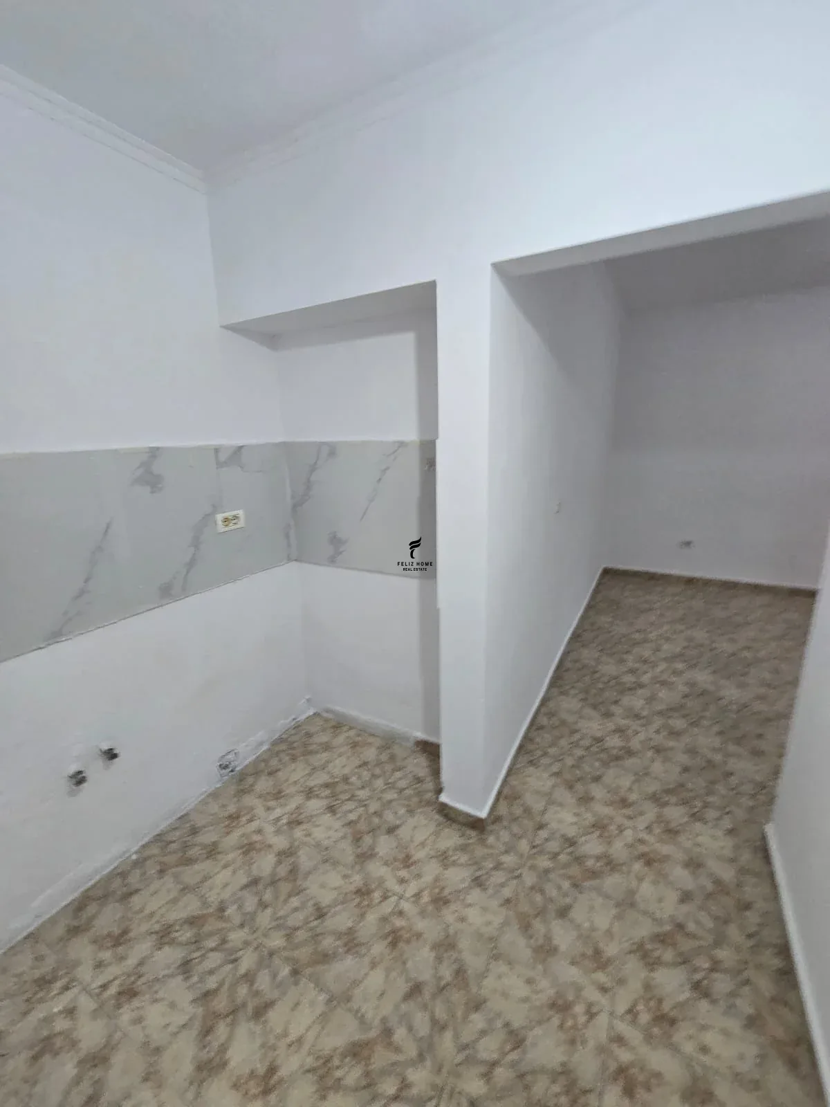 SHITET DYQAN & GARSONIERE RRUGA E KAVAJES 195.000 EURO 2