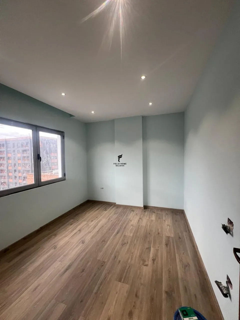 ZYRE ME QERA 160 M2 PAZARI I RI 1.500 EURO 2