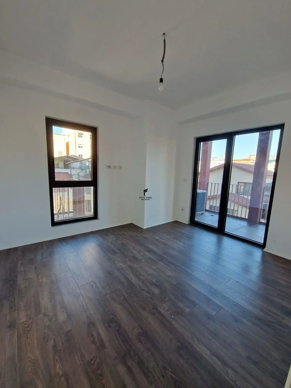 ZYRE ME QERA 103M2 RRUGA E KAVAJES 1.070 EURO