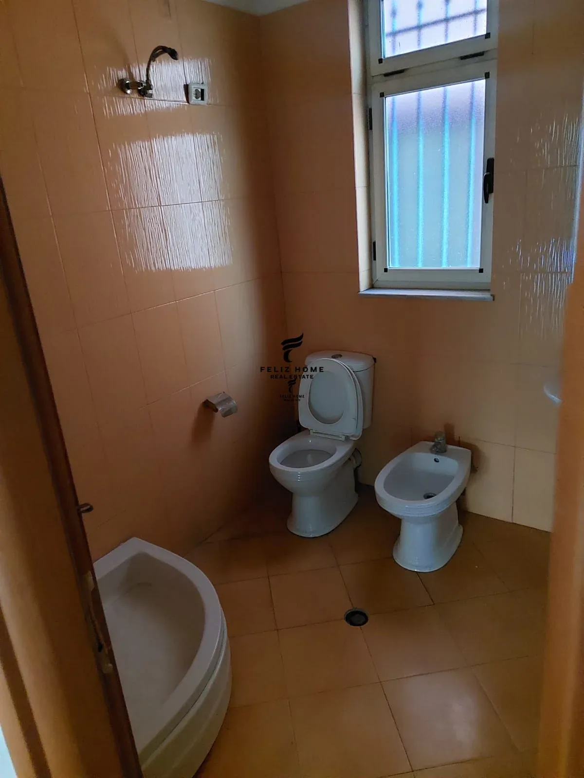 ZYRE ME QERA 70 M2 ZOGU I ZI 600 EURO 3