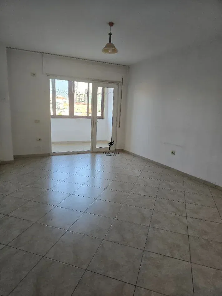 ZYRE ME QERA 120 M2 RRUGA BARDHYL 80.000 LEKE