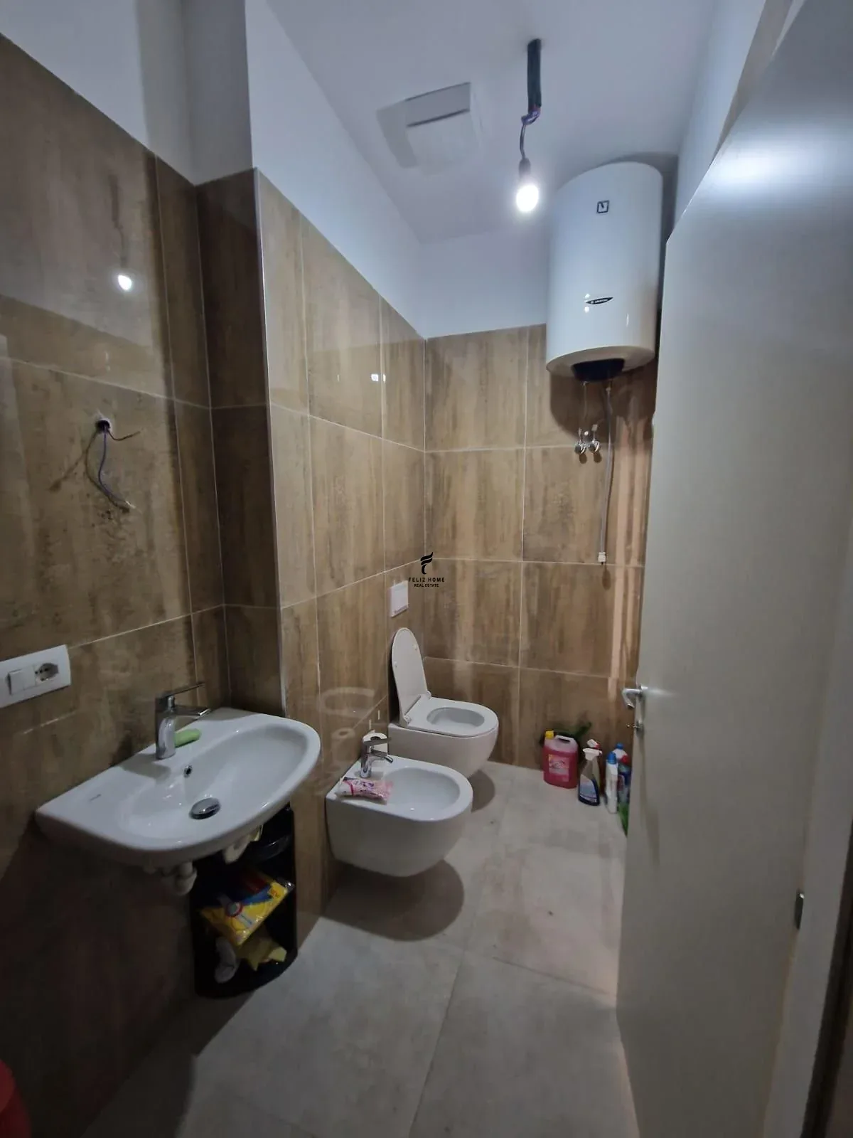 ZYRE ME QERA 103M2 RRUGA E KAVAJES 1.070 EURO 4