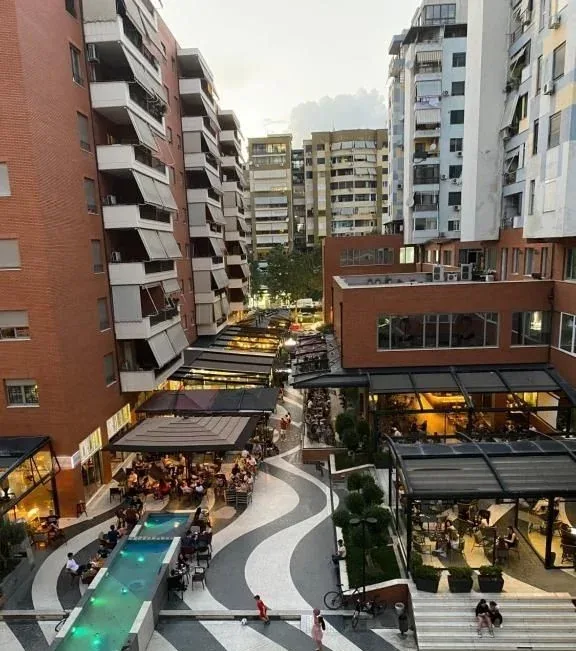 ZYRE ME QERA 250 M2 KOMPLEKSI DELIJORGJI 2.500 EURO 2