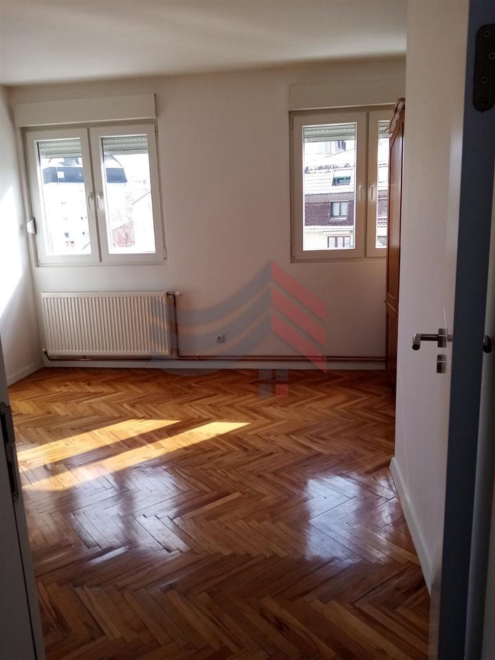 Banesë në shitje në Qendër, rruga Agim Ramadani