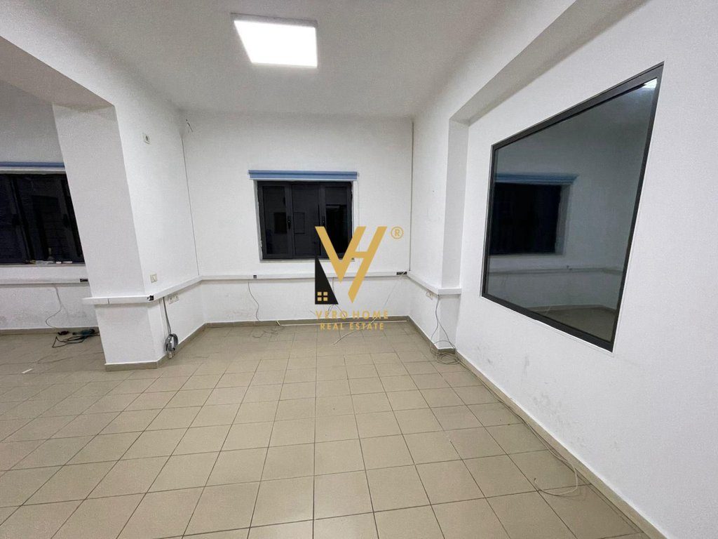 JEPET AMBIENT 140M2 ME QERA, TE PAZARI I RI 900 EURO 3