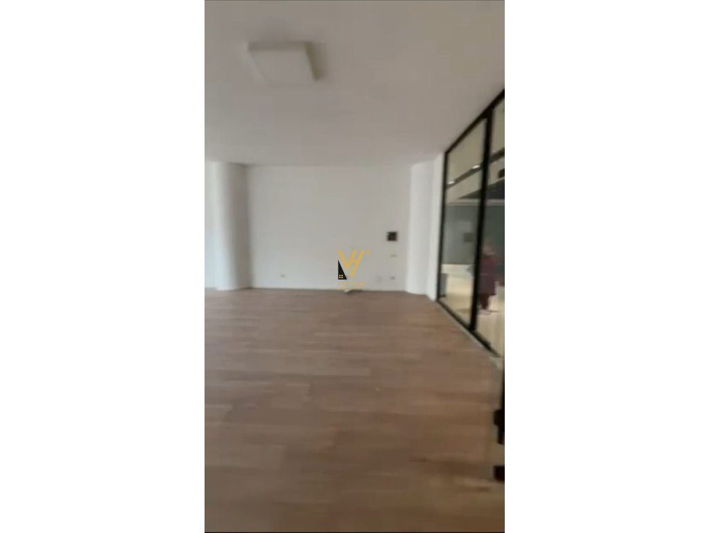 JEPET ZYRE 127 M2 ME QERA TE MINE PEZA 1.900 EURO