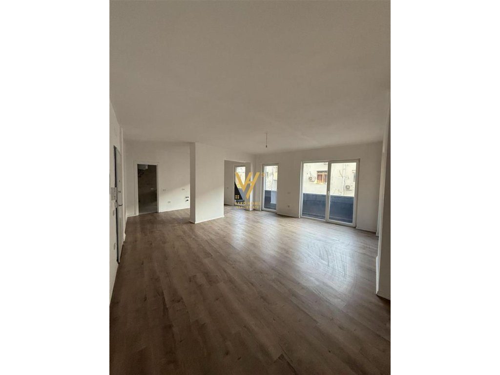 JEPET ZYRE 108 M2 ME QERA TE RRUGA E DURRESIT 850 EURO