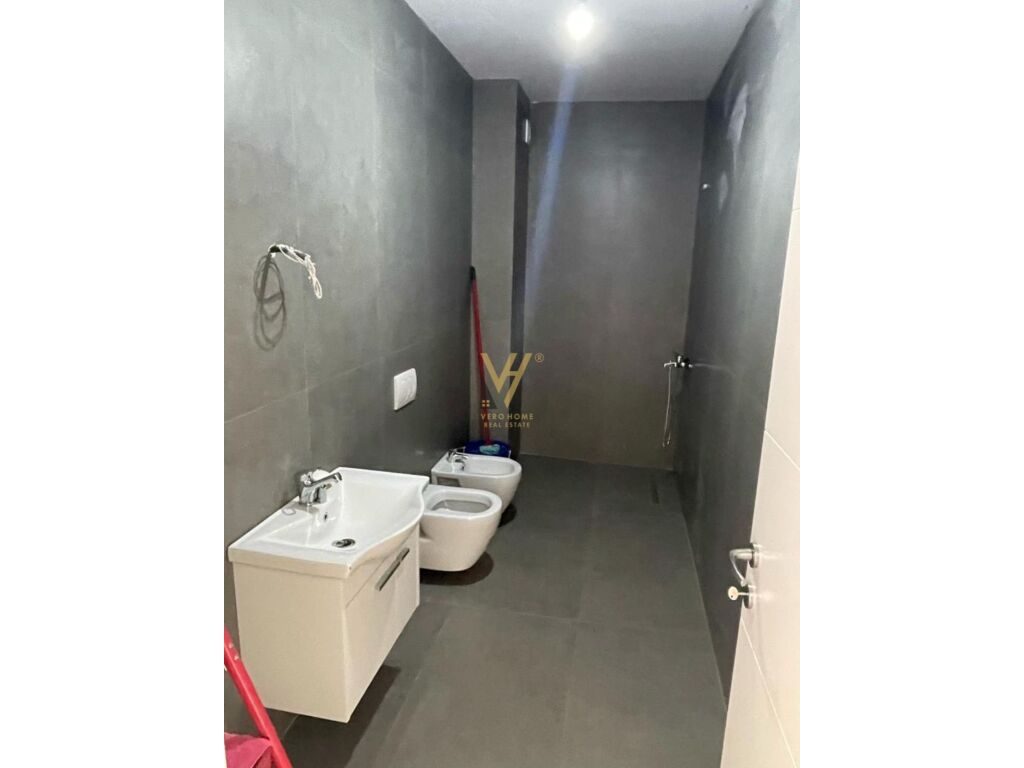 Jepet ambjent biznesi me qera te Rruga 5 Maji 83 m2 3