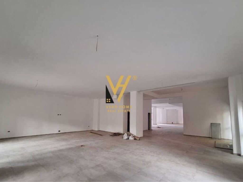 Jepet ambjent komercial me qera te Rruga e Dibres 612 m2 3