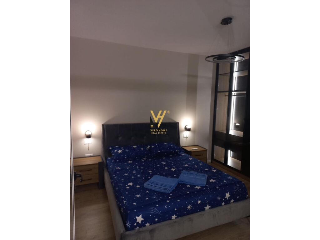 Shiten dy apartamente 1+1 te Komuna e Parisit 120 m2