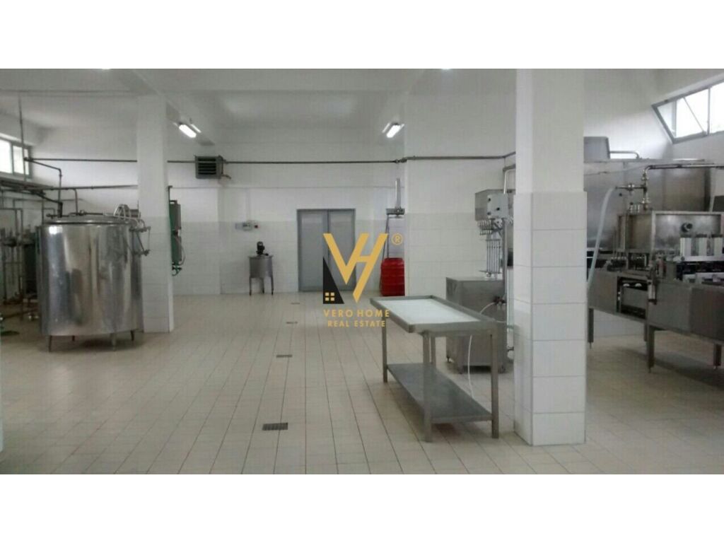 Shitet ambient komercial ne Elbasan 1400 m2 2