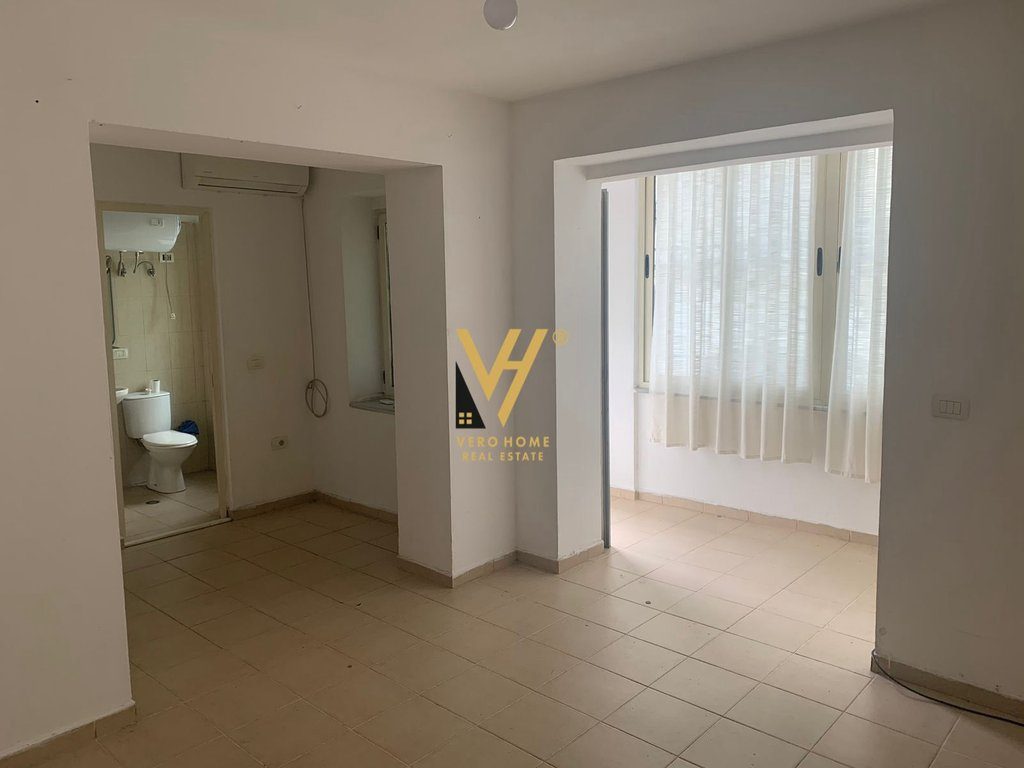 JEPET ZYRE 35 M2 ME QERA TEK STADIUMI DINAMO 400 EURO