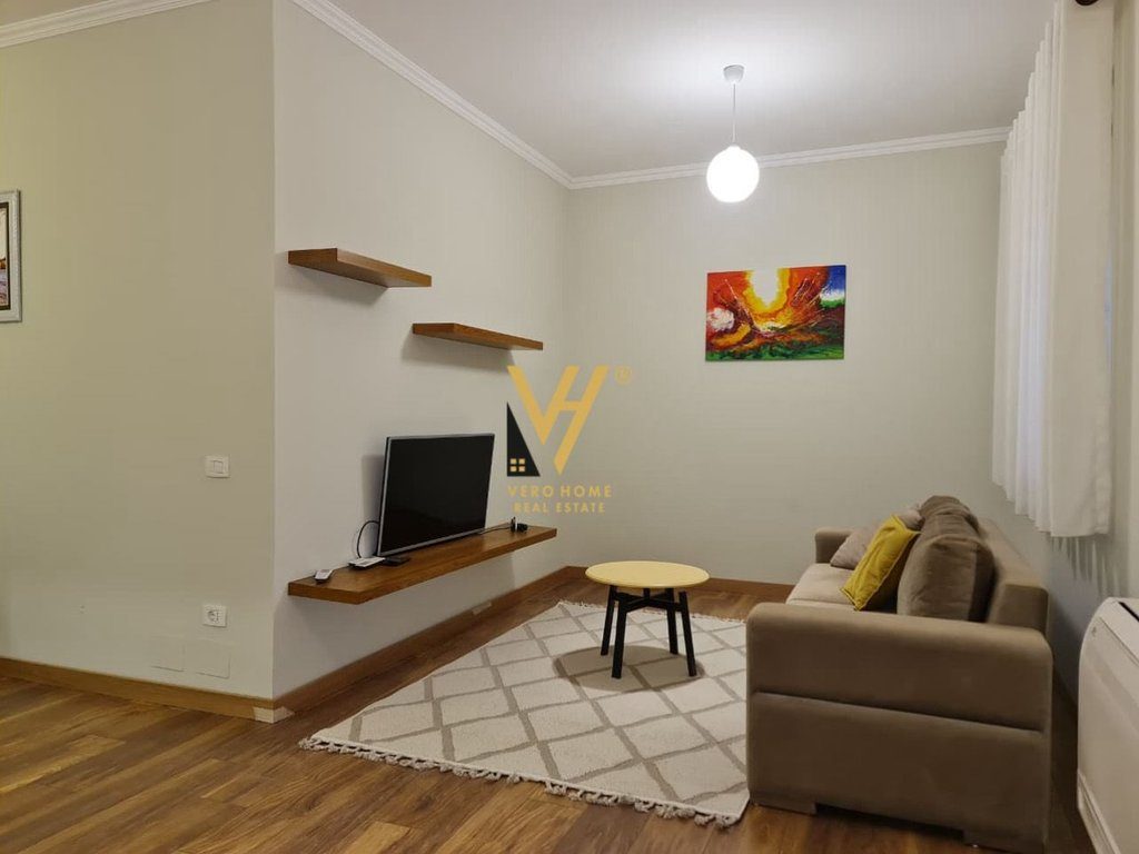 JEPET APARTAMENT 2+1 ME QIRA TE RRUGA E DIBRES 65.000 LEKE