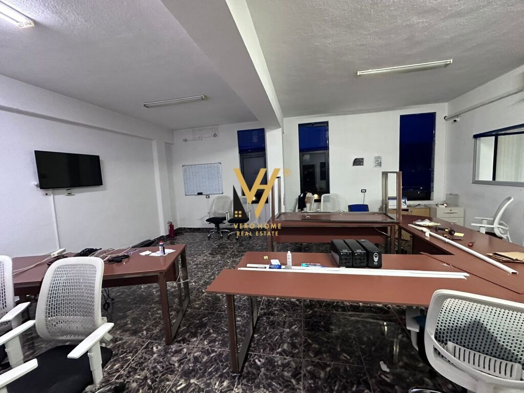 Jepet Zyre me qera te Rruga e Durresit 220 m2 3
