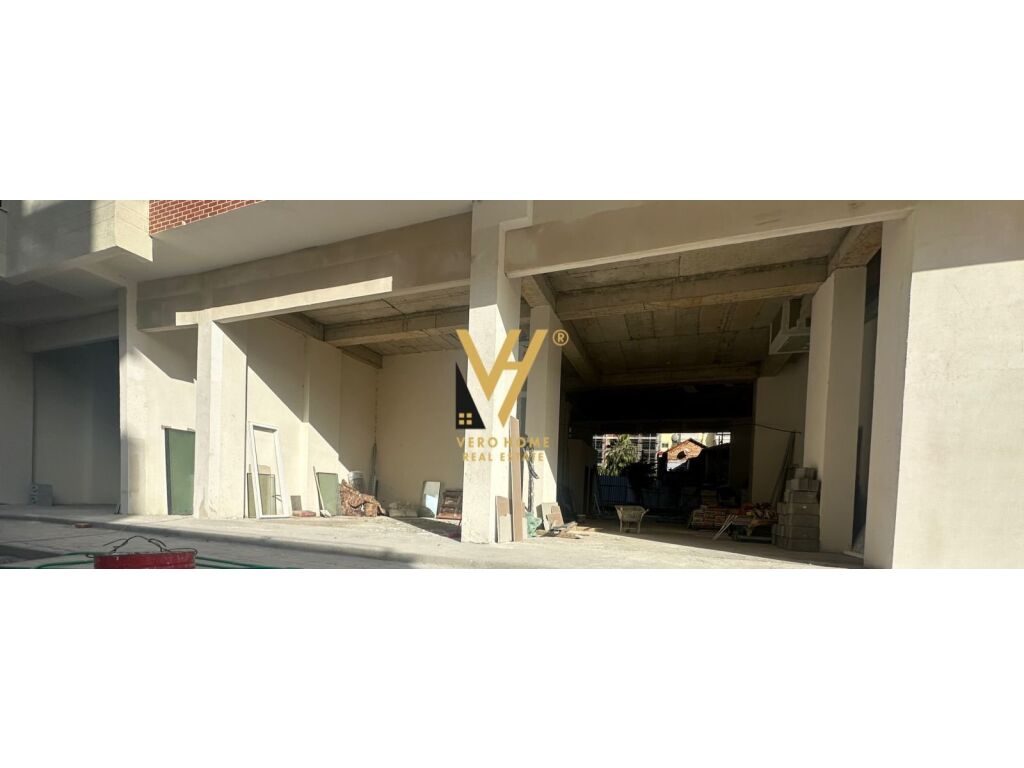Jepet Dyqan me qera te Pazari i Ri 158 m2