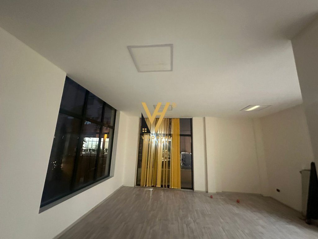 JEPET GODINE BIZNESI 456 M2 ME QERA TE RR. EDUARD MANO 3.500 EURO 3