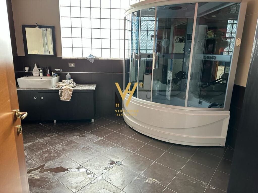 Jepet Apartamen4+1+2 me qera te Bulevardi i Ri 200 m2 4