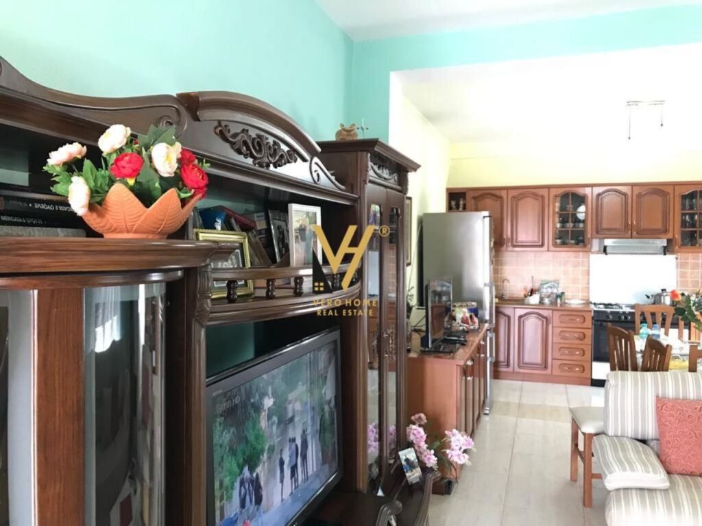 Shitet vile 2 kateshe te Rruga 3 Vellezrit Kondi 542 m2 3