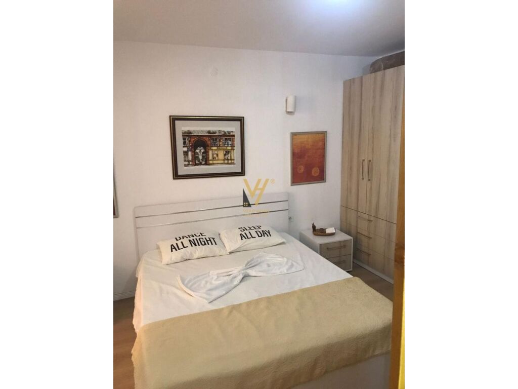 Jepet Apartament 1+1 me qera te Blloku 60 m2
