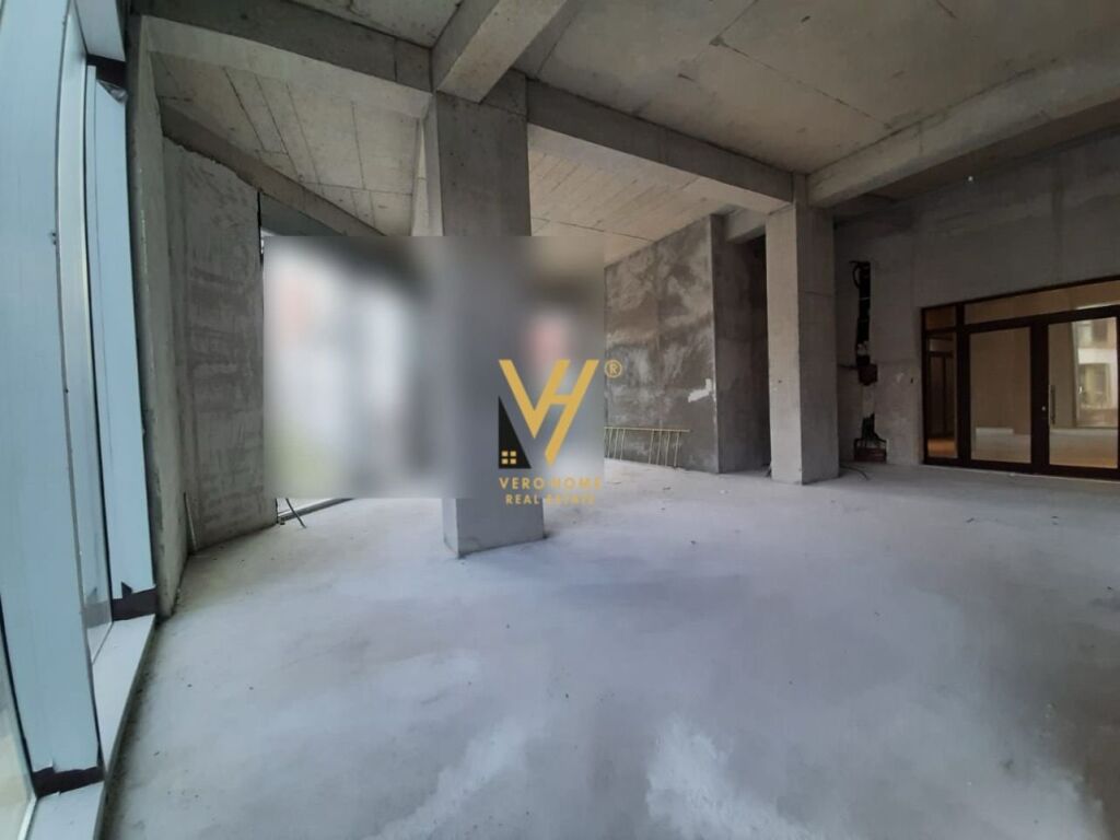 Jepet zyre me qera te Rruga e Barrikadave 160 m2 2