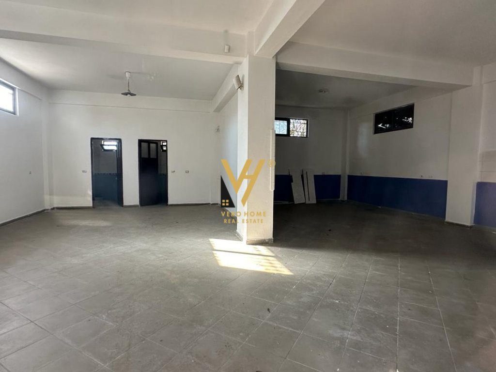 JEPET AMBIENT BIZNESI 220M2 ME QERA NE LAPRAKE 700 EURO 3