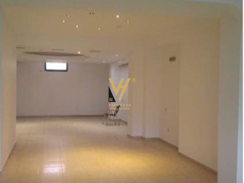 Shitet Dyqan te Rruga e Elbasanit 116 m2