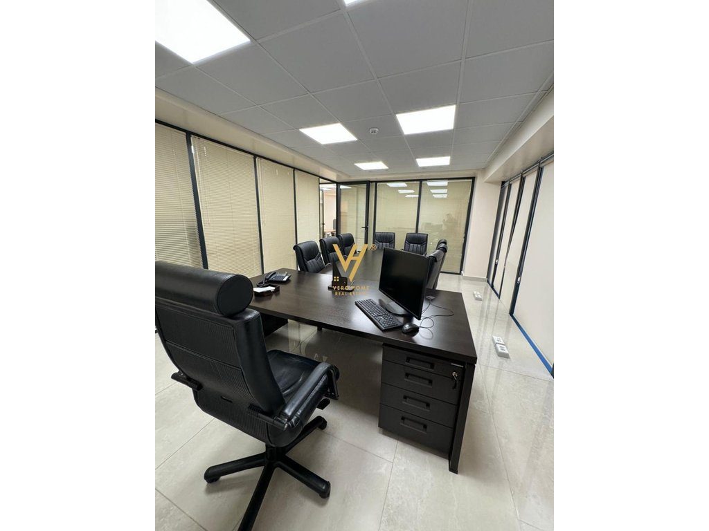 JEPET ZYRE 150M2 ME QERA TE RRUGA E ELBASANIT 1.700 EURO 2