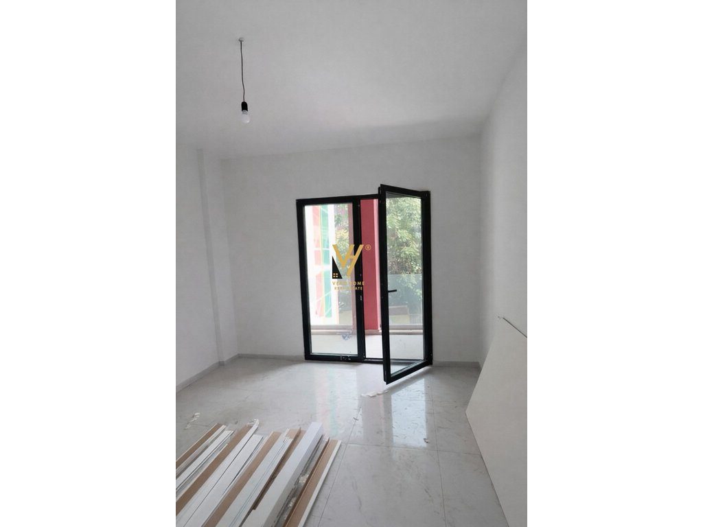 JEPET ZYRE 70 M2 ME QIRA TE GALERI ROMA, RR.KAVAJES 700 EURO 1