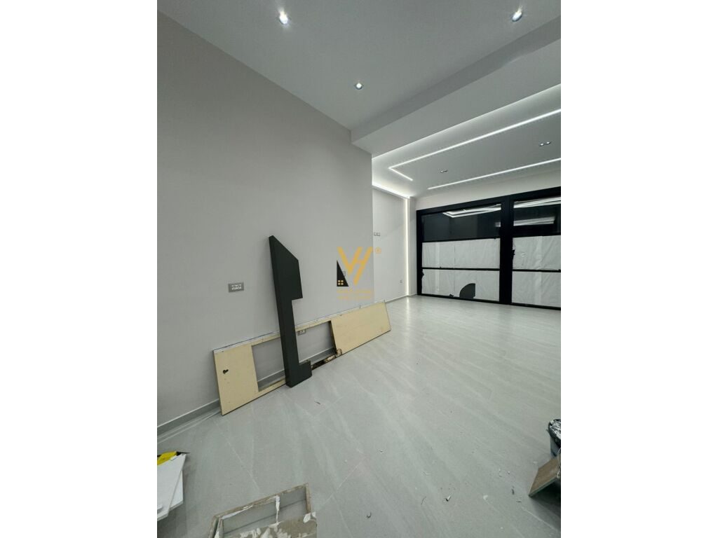 Shitet Njesi Biznesi te Pazari i Ri 100 m2