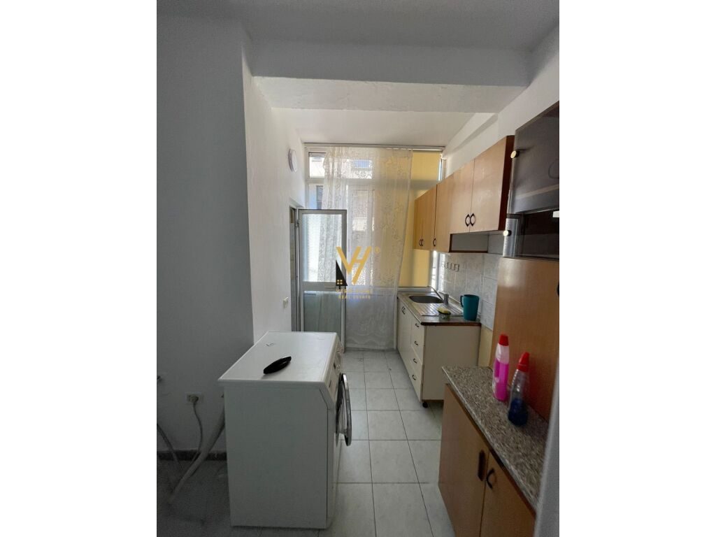 Jepet Apartament 2+1+ballkon me qera te Petro Nini Luarasi , Bllok 72 m2