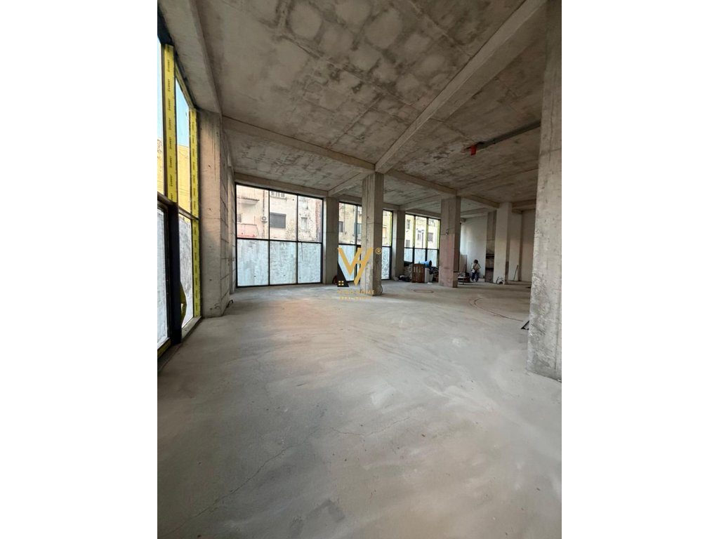 JEPET AMBIENT BIZNES 300 M2 ME QERA TE RRUGA E KAVAJES 9.000 EURO