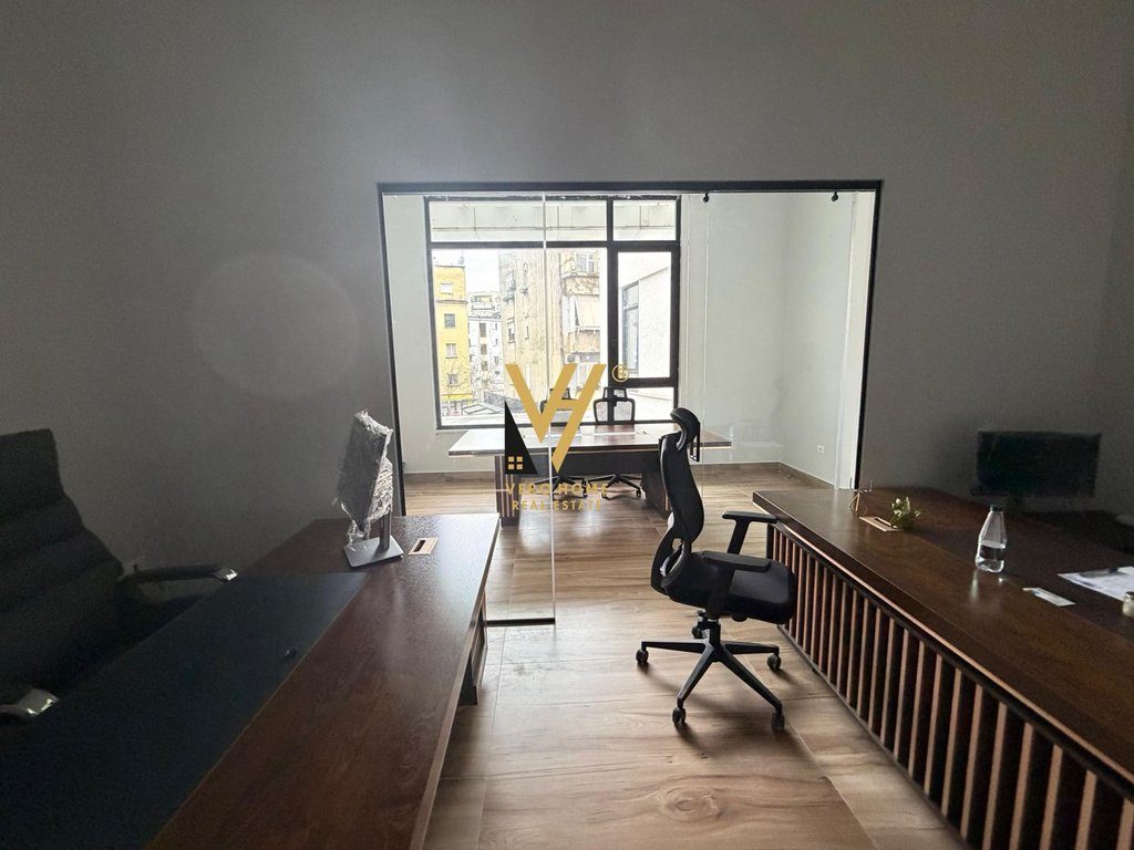 JEPET ZYRE 680 M2 ME QIRA TE RRUGA MINE PEZA 15.600 EURO 2