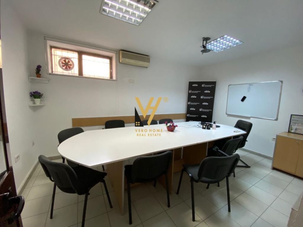 Shitet ambjent komercial te buze Rruges e Kavajes 275 m2