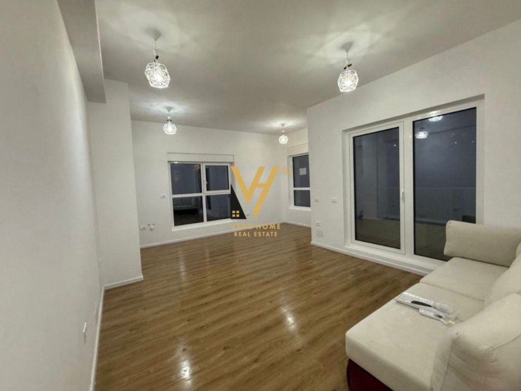 JEPET ZYRE 50 M2 ME QIRA TE KOMPLEKSI KADIU 40.000 LEKE