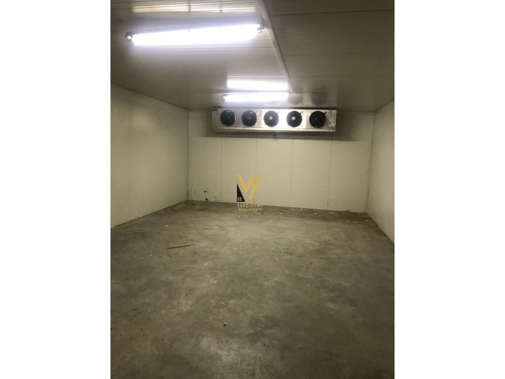 Jepet ambjent me qera te Autostrada Tirane-Durres 250 m2 4