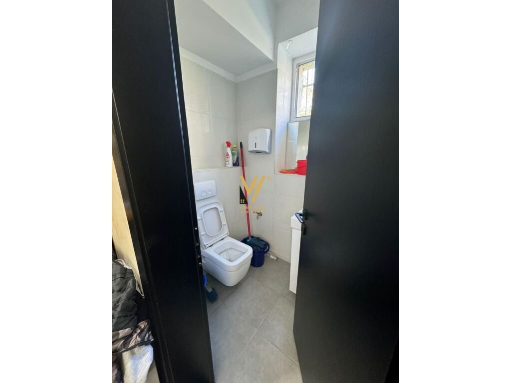 Jepet Dyqan me qera te Bulevardi Zogu i Pare 70 m2 3