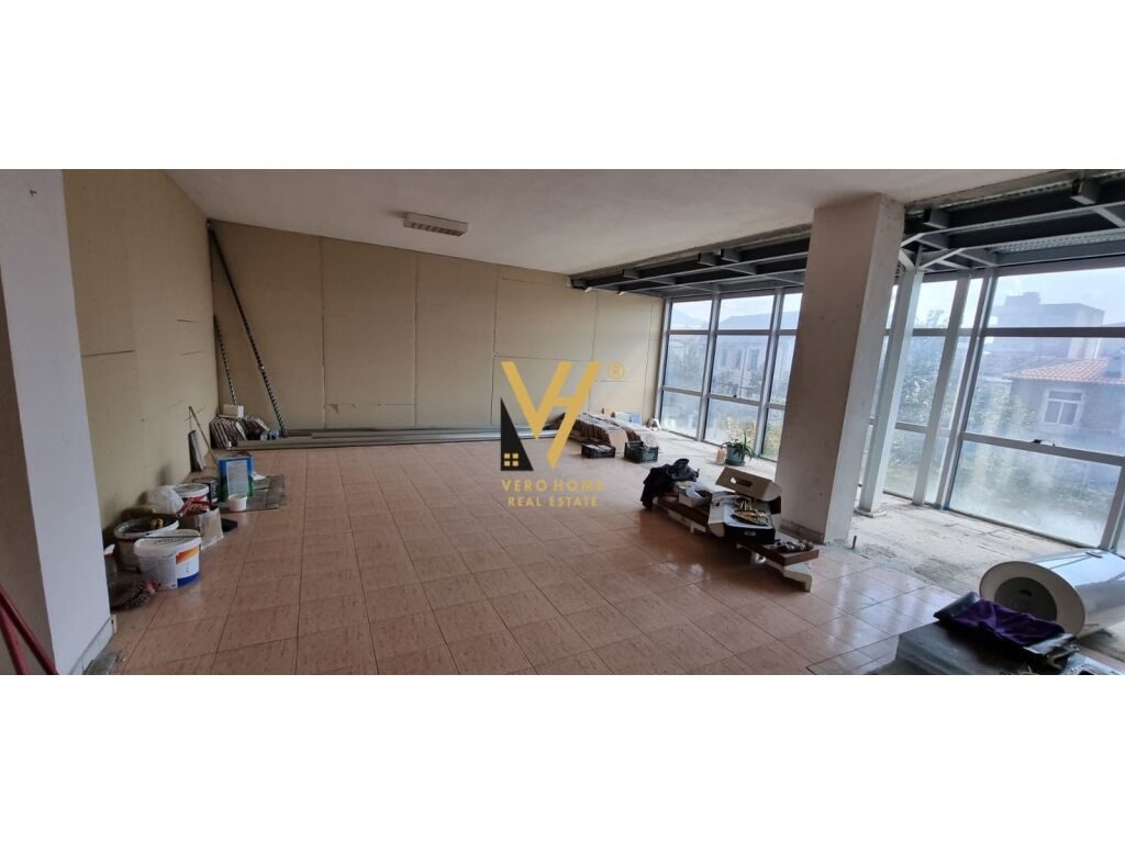 Jepet ambjent komercial me qera ne Kinostudio 250 m2 2