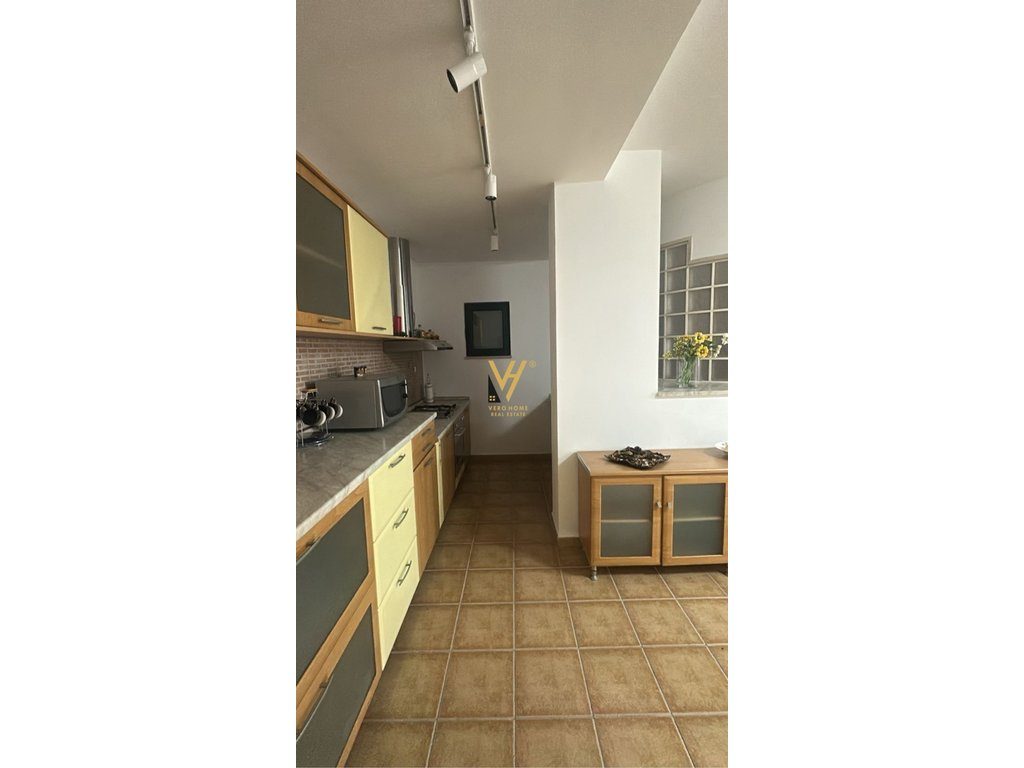 JEPET ZYRE 100M2 ME QERA NE BLLOK 1.300 EURO