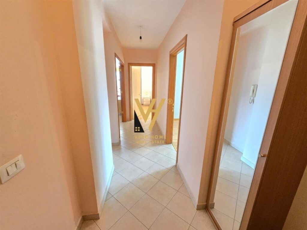 Jepet Apartament 2+1+2 me qera te Pazari I Ri 100 m2 4