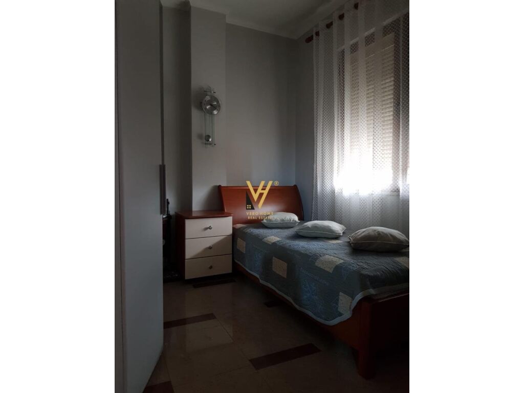 Shitet Apartament 4+1+2 tek Medreseja 160 m2 2