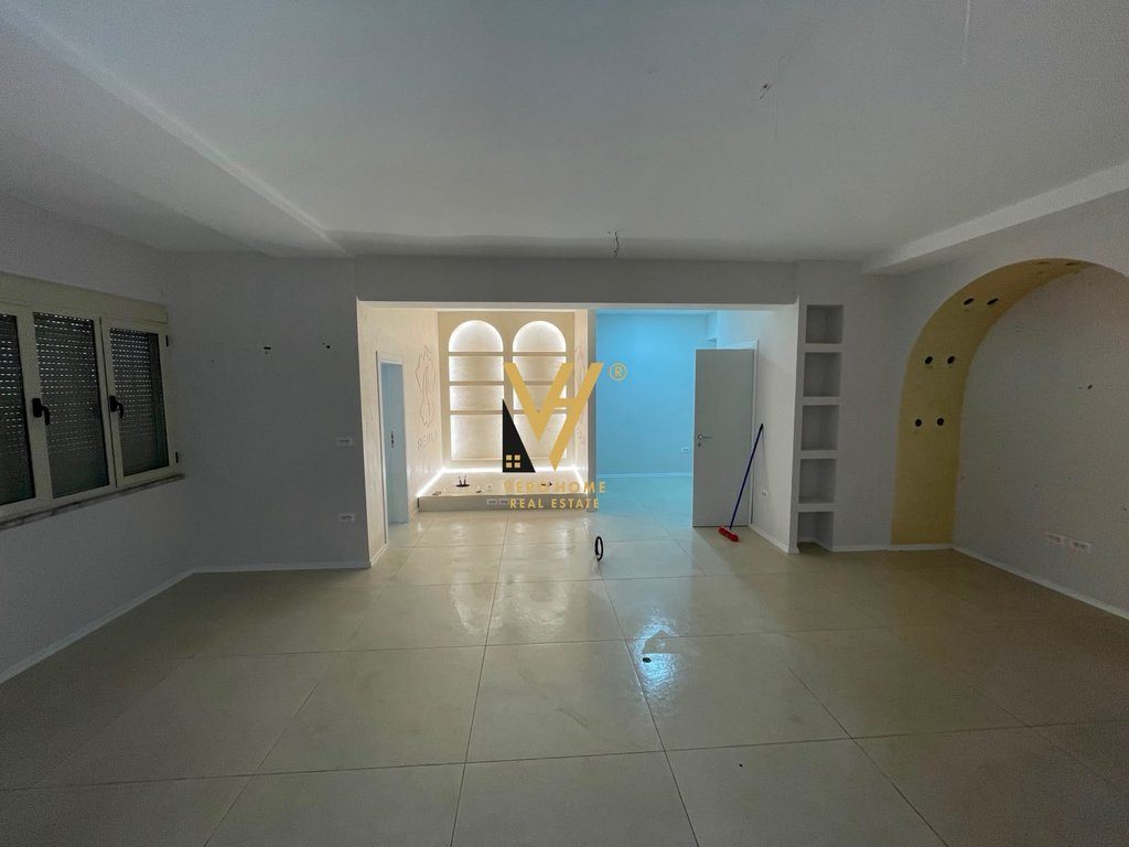 JEPET AMBIENT BIZNESI 80 M2 ME QERA TE IRFAN TOMINI 60.000 LEKE