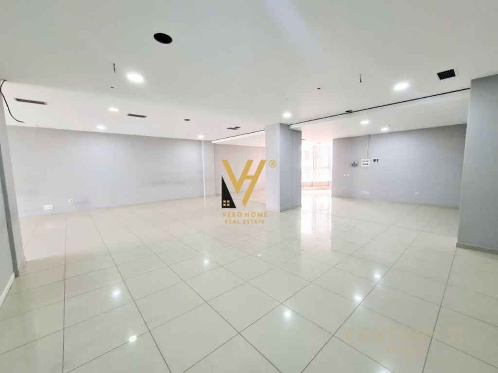 Shitet ambjent biznesi te Komuna e Parisit 350 m2