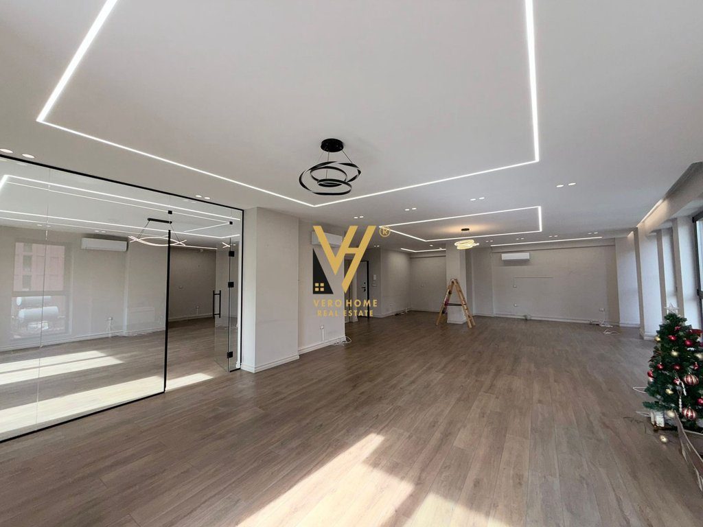 JEPET AMBIENT BIZNESI 185 M2 ME QIRA PRANE GARDEN BUILDING, RR.KAVAJES 2.500 EURO