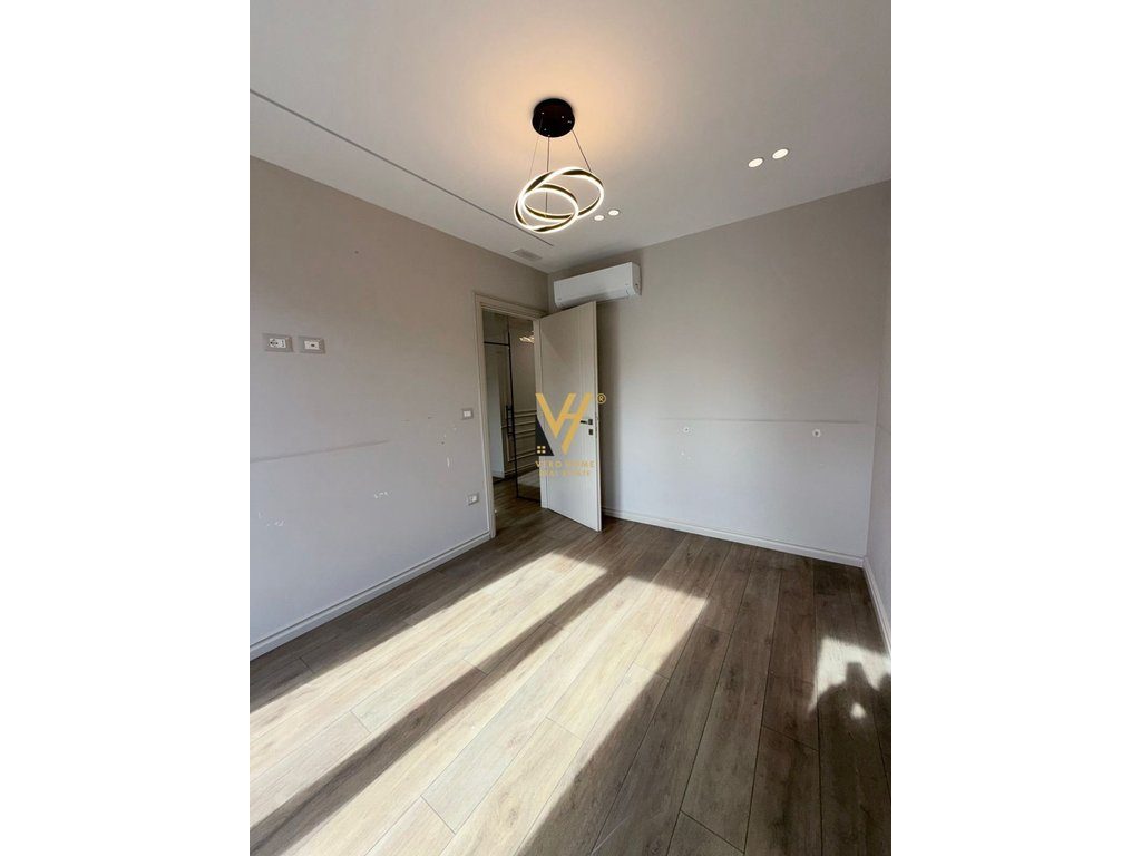 JEPET AMBIENT BIZNESI 185 M2 ME QIRA PRANE GARDEN BUILDING, RR.KAVAJES 2.500 EURO 3
