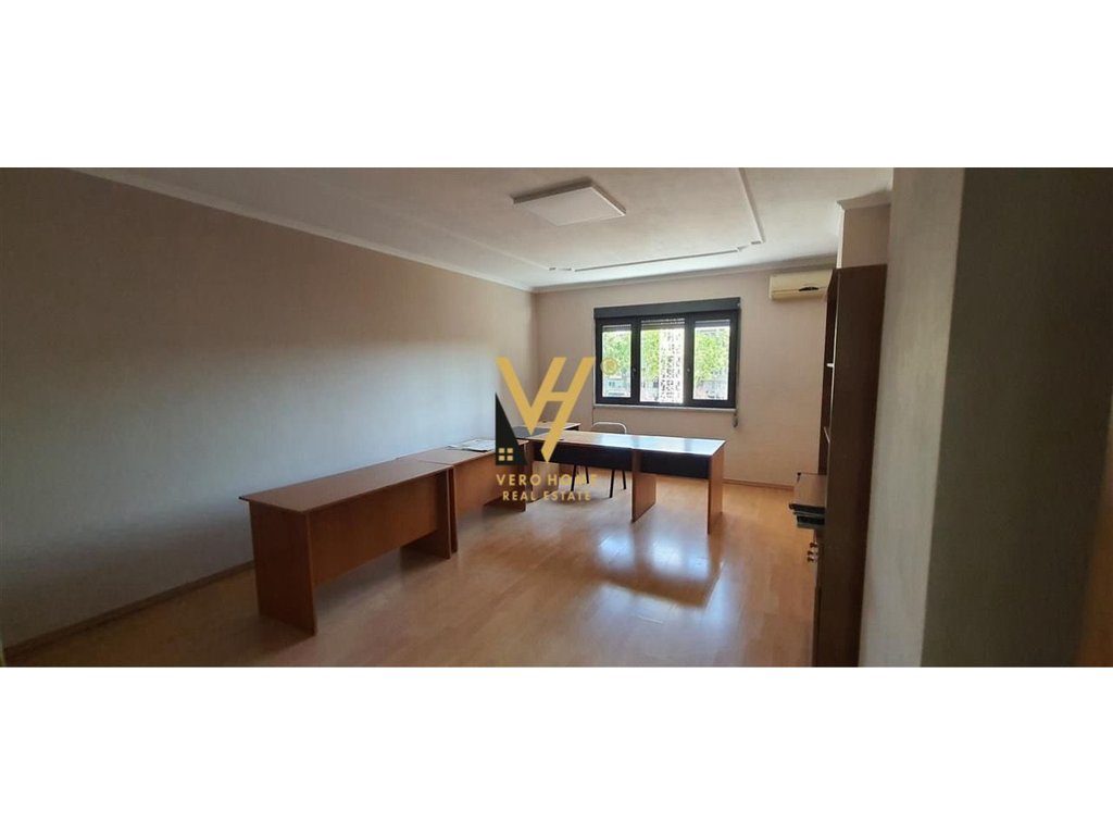 JEPET ZYRE 160 M2 ME QIRA NE QENDER 1.300 EURO