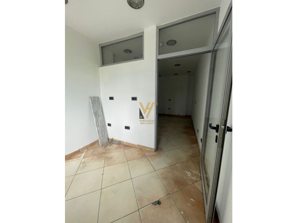 Jepet ambjent biznesi me qera perball Casa Italia 151 m2