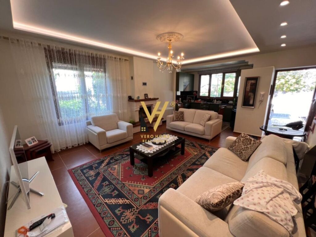 Jepet vile Dy Kateshe me qera te Liqeni i Thate , Kompleksi Kolombo 200 m2 4
