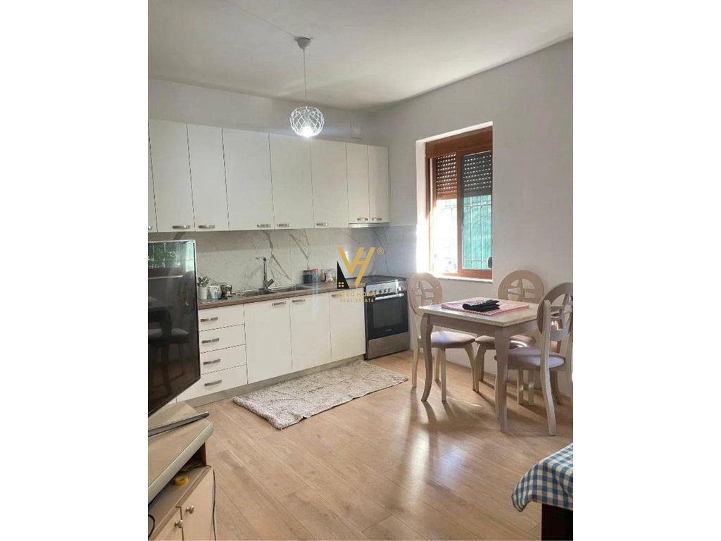 JEPET HYRJE 2+1 ME QERA TE KODRA E DIELLIT 50.000 LEKE